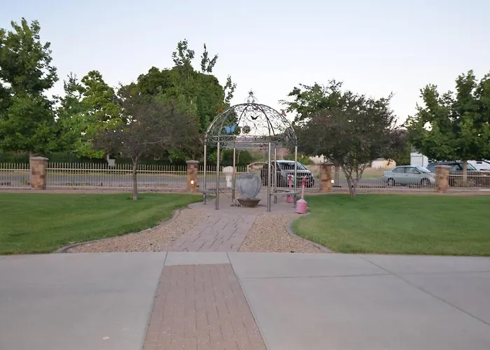 Tacit Shadow Resort Escape Dual Suite, Gym, Coffee Bar, Hot-Tub, Free Laundry, Food Available
