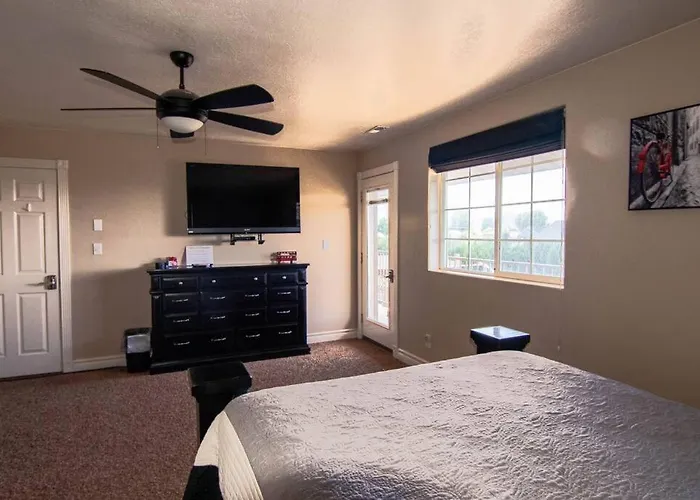 Tacit Shadow Resort Escape Dual Suite, Gym, Coffee Bar, Hot-Tub, Free Laundry, Food Available