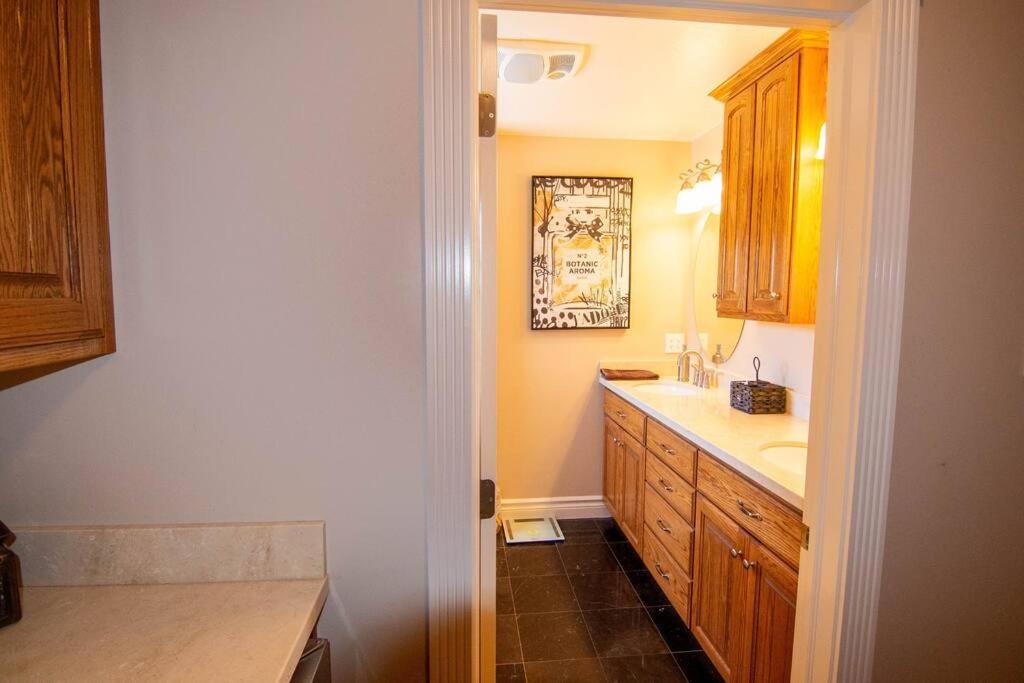 Tacit Shadow Escape Dual Suite, Gym, Coffee Bar, Hot-tub, Free Laundry, Food Available *