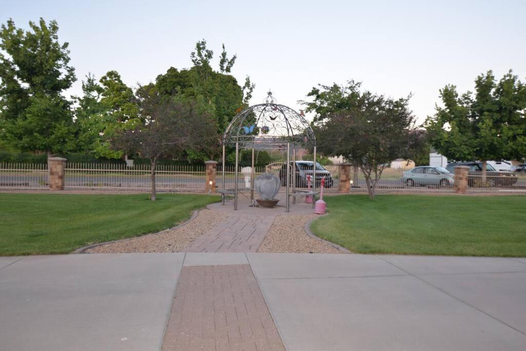Tacit Shadow Escape Dual Suite, Gym, Coffee Bar, Hot-tub, Free Laundry, Food Available *