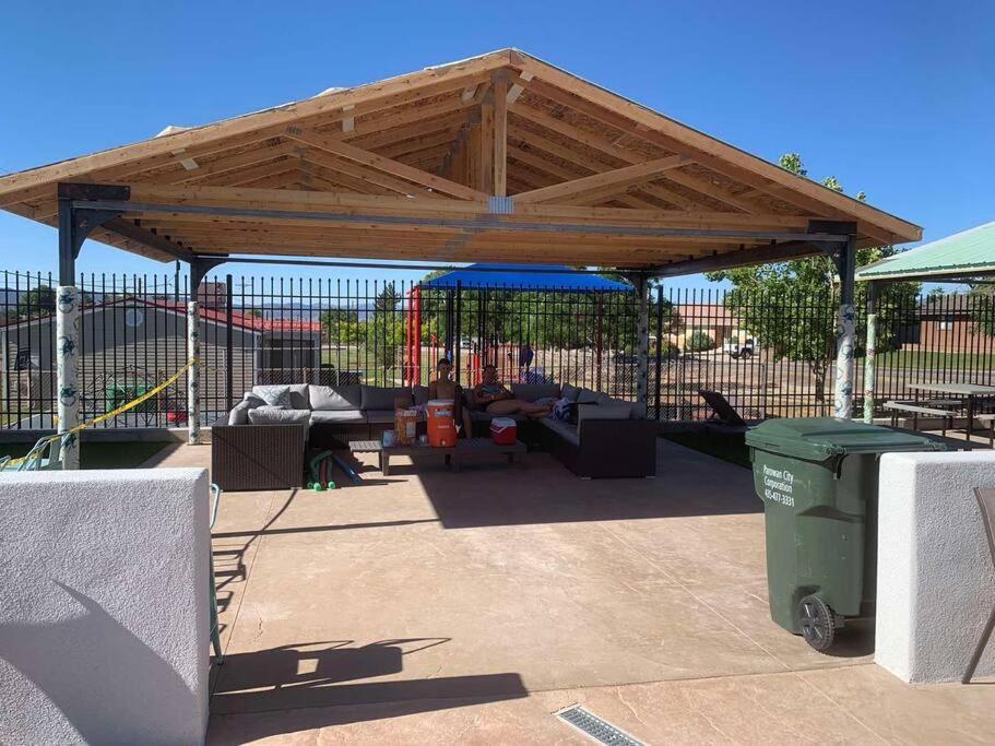 Tacit Shadow Escape Dual Suite, Gym, Coffee Bar, Hot-tub, Free Laundry, Food Available * Parowan