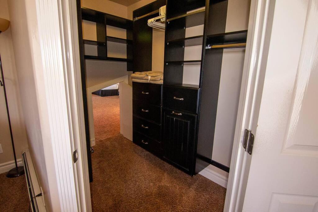 Tacit Shadow Escape Dual Suite, Gym, Coffee Bar, Hot-tub, Free Laundry, Food Available Parowan